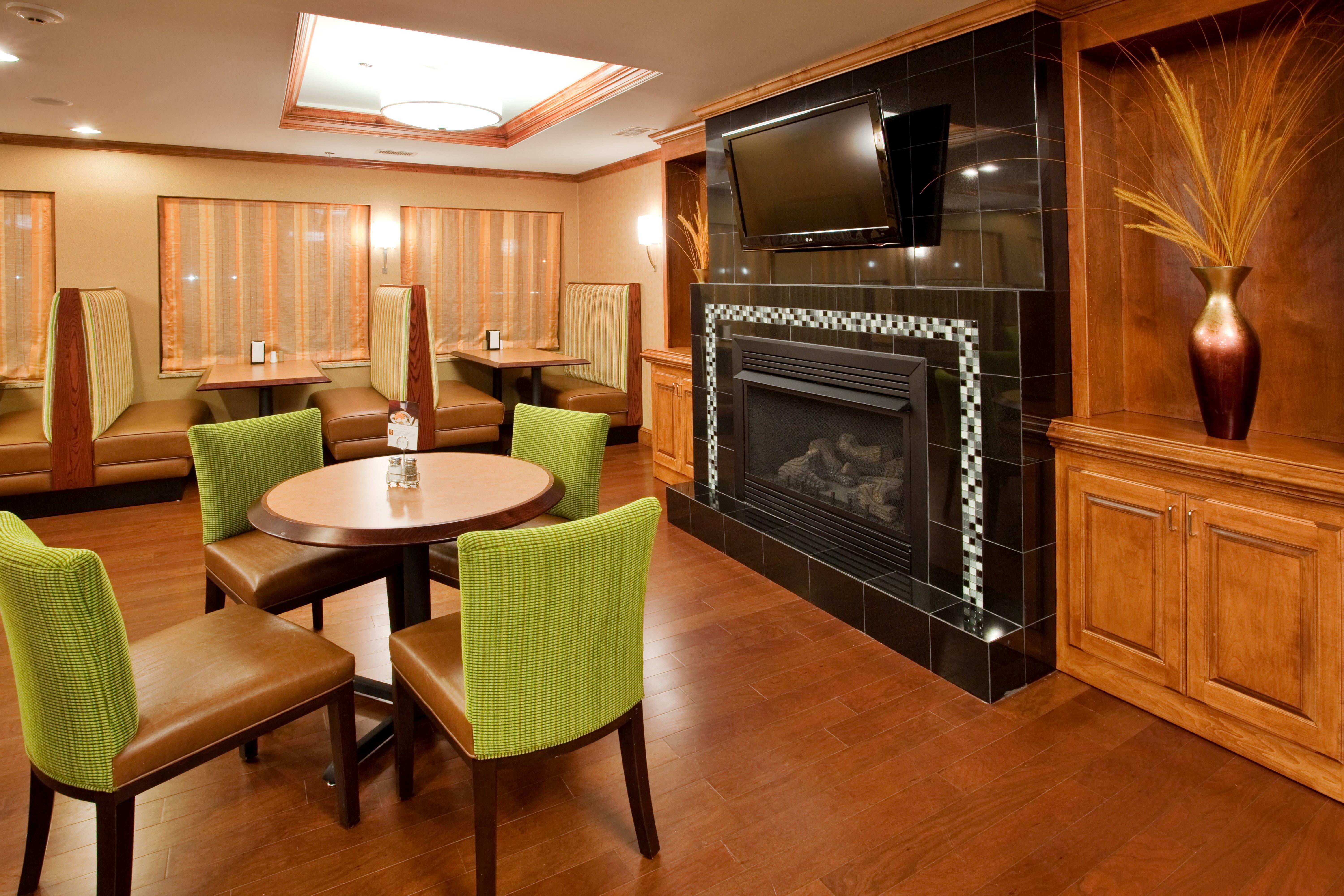 Holiday Inn Express Hotel & Suites Fredericksburg By Ihg Ngoại thất bức ảnh