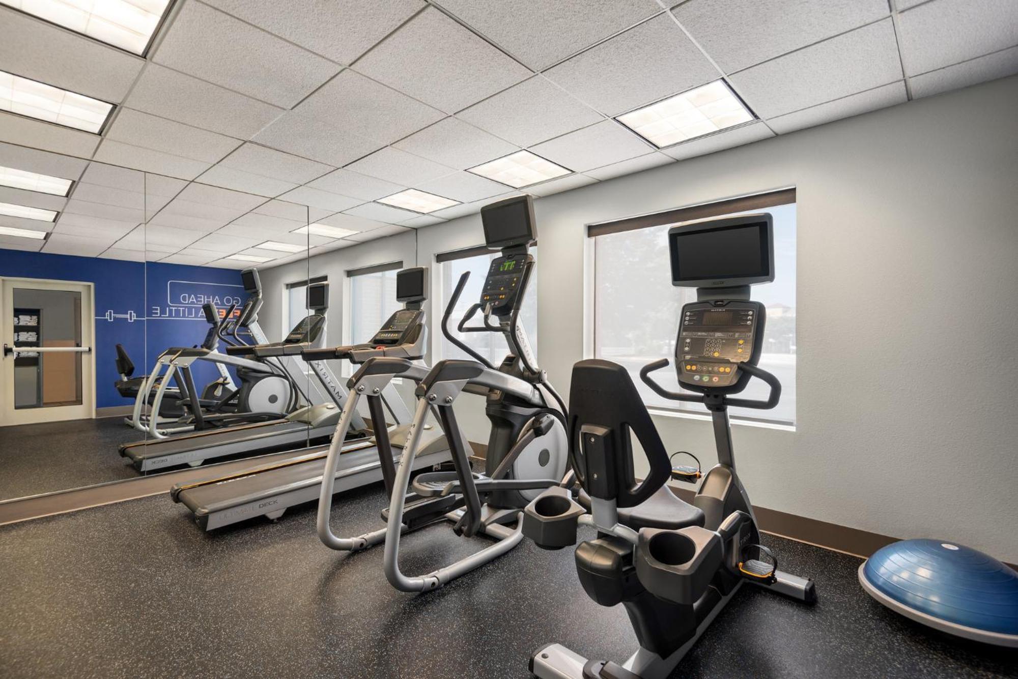 Holiday Inn Express Hotel & Suites Fredericksburg By Ihg Ngoại thất bức ảnh