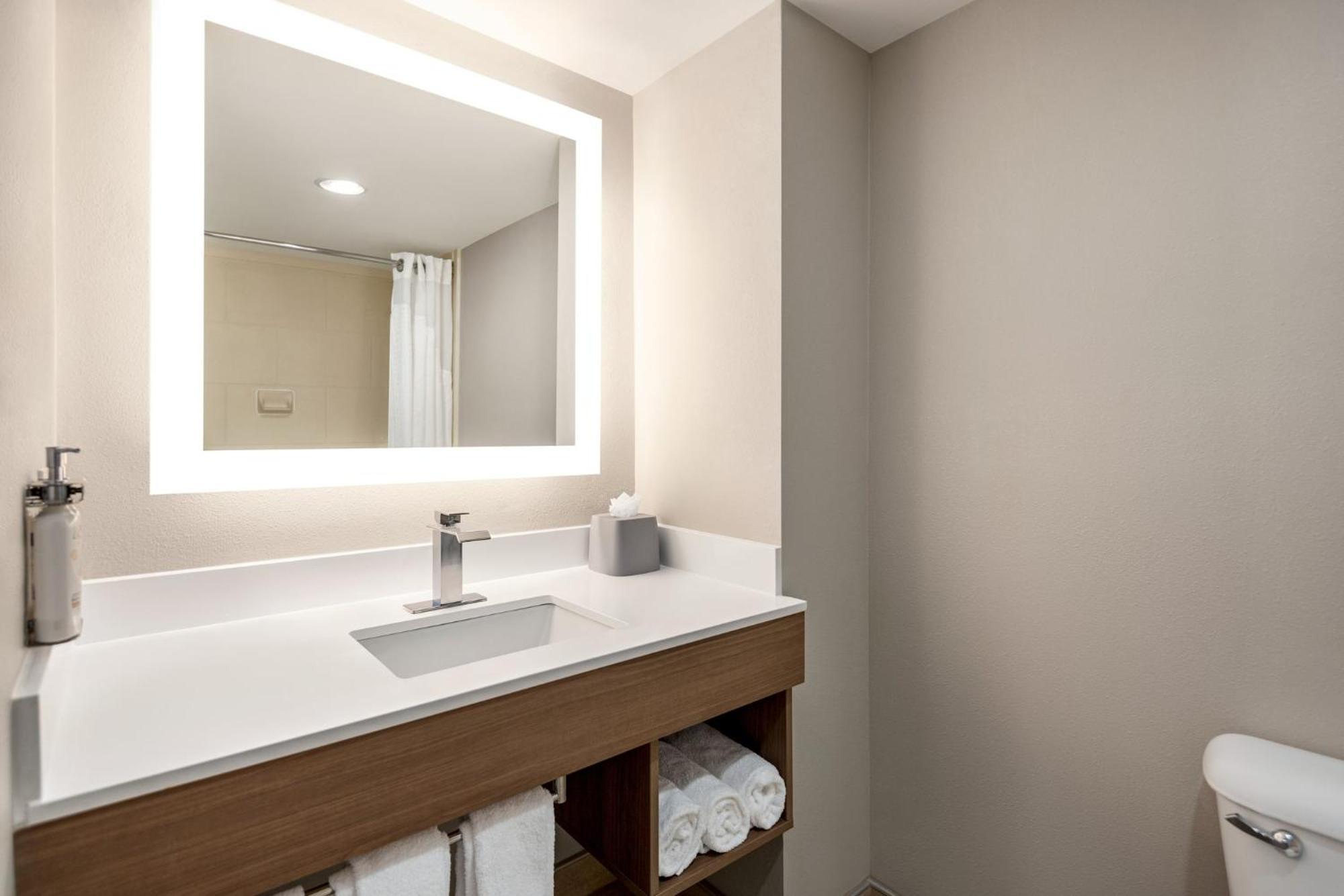 Holiday Inn Express Hotel & Suites Fredericksburg By Ihg Ngoại thất bức ảnh